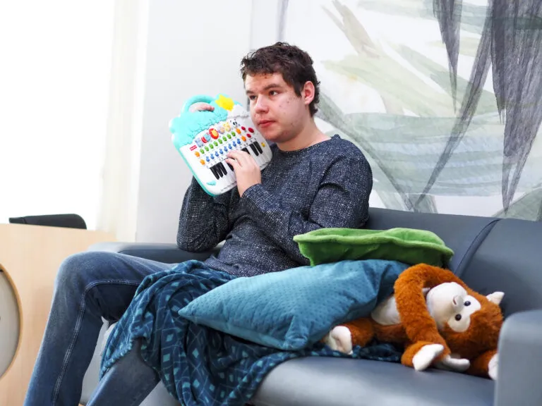 Cliënt met piano op de bank